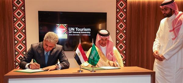 مصر والسعودية توقعان برنامجًا تنفيذيًا للتعاون المشترك في مجال السياحة